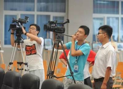 《造梦舞台 群众参与的文艺演出在广播影视中的公转与自转》